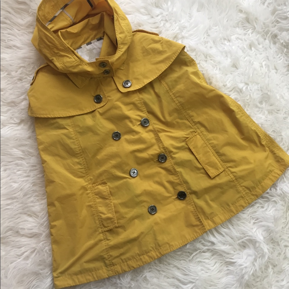 Burberry rain poncho 😍